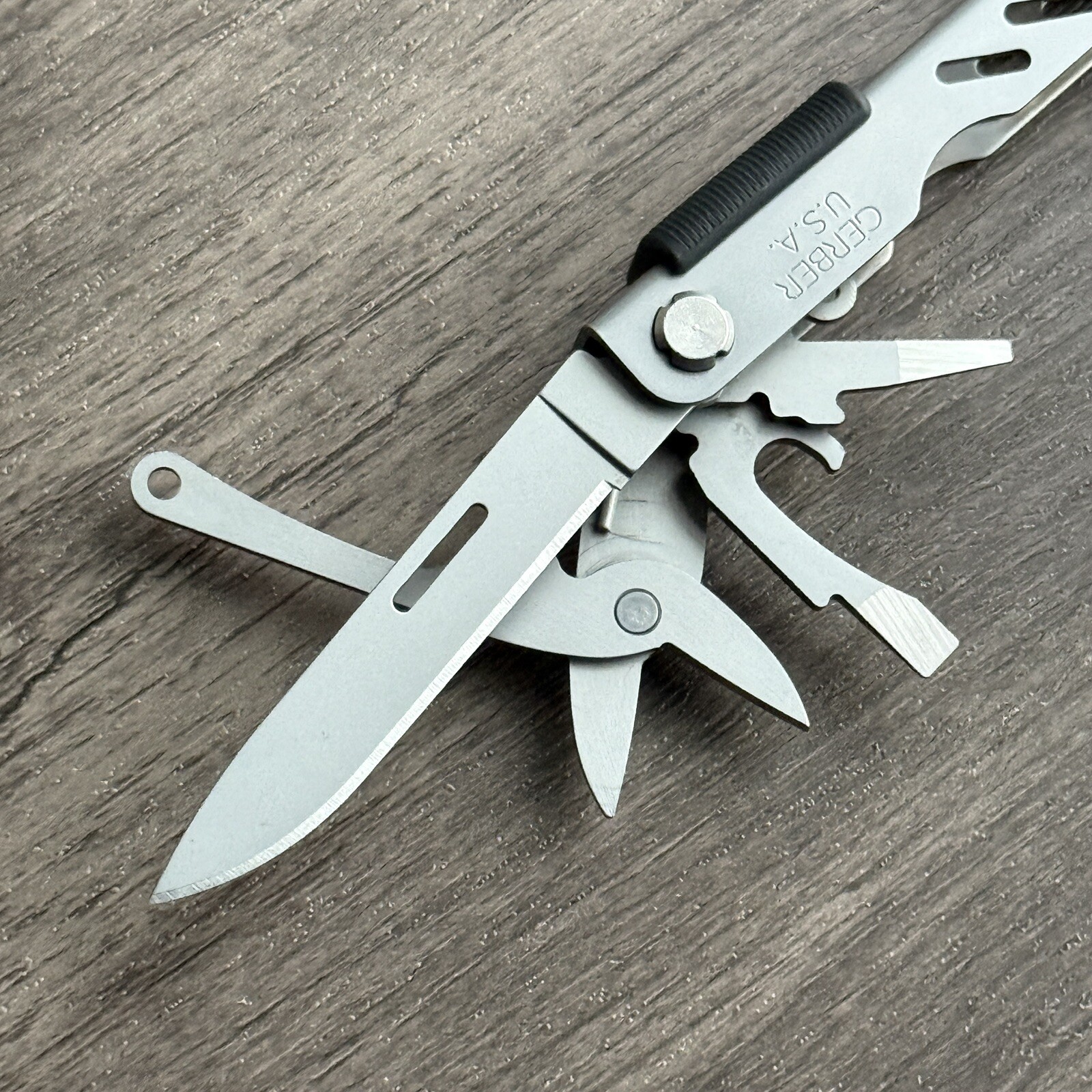 Gerber Fisherman Compact Multi Plier MP400 w/Tweezers & Extra Long Pliers