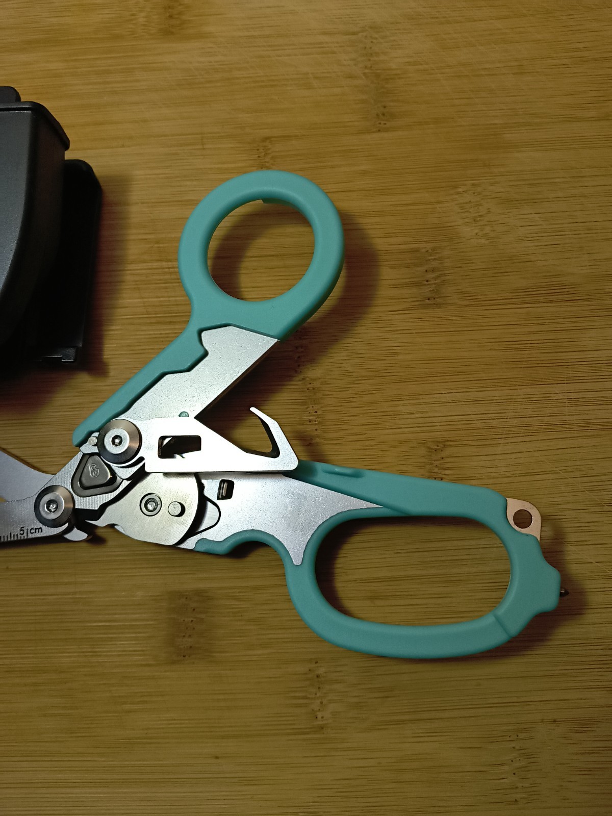6 In 1 Trauma Shears Multi Tool Compared To Raptor Turquoise Carry Case