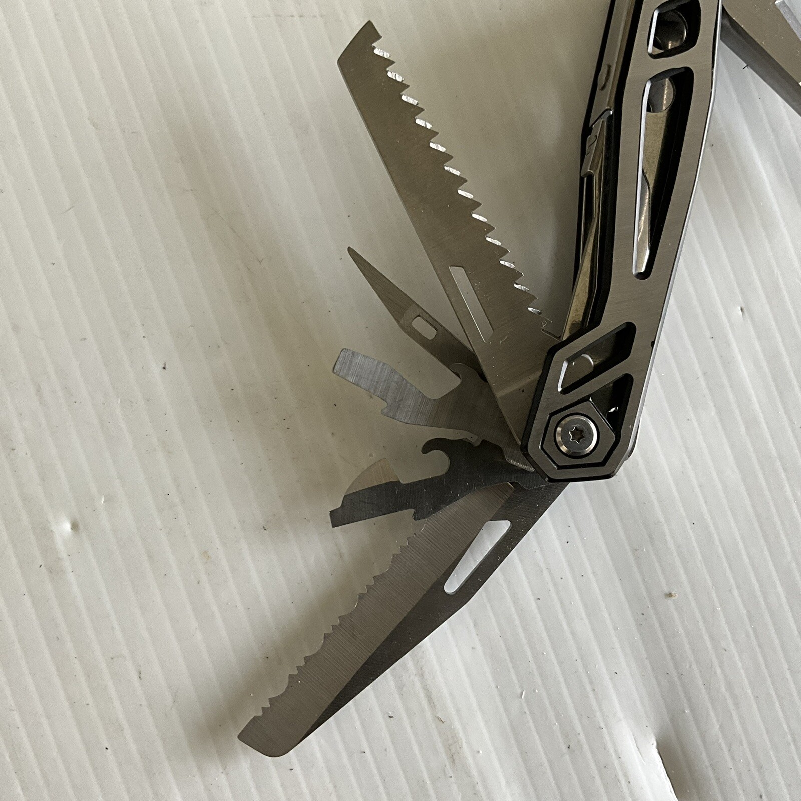 MOSSYOAK Multi Tool Utility Pocket Knife Screwdriver Pliers Survival Camping EDC