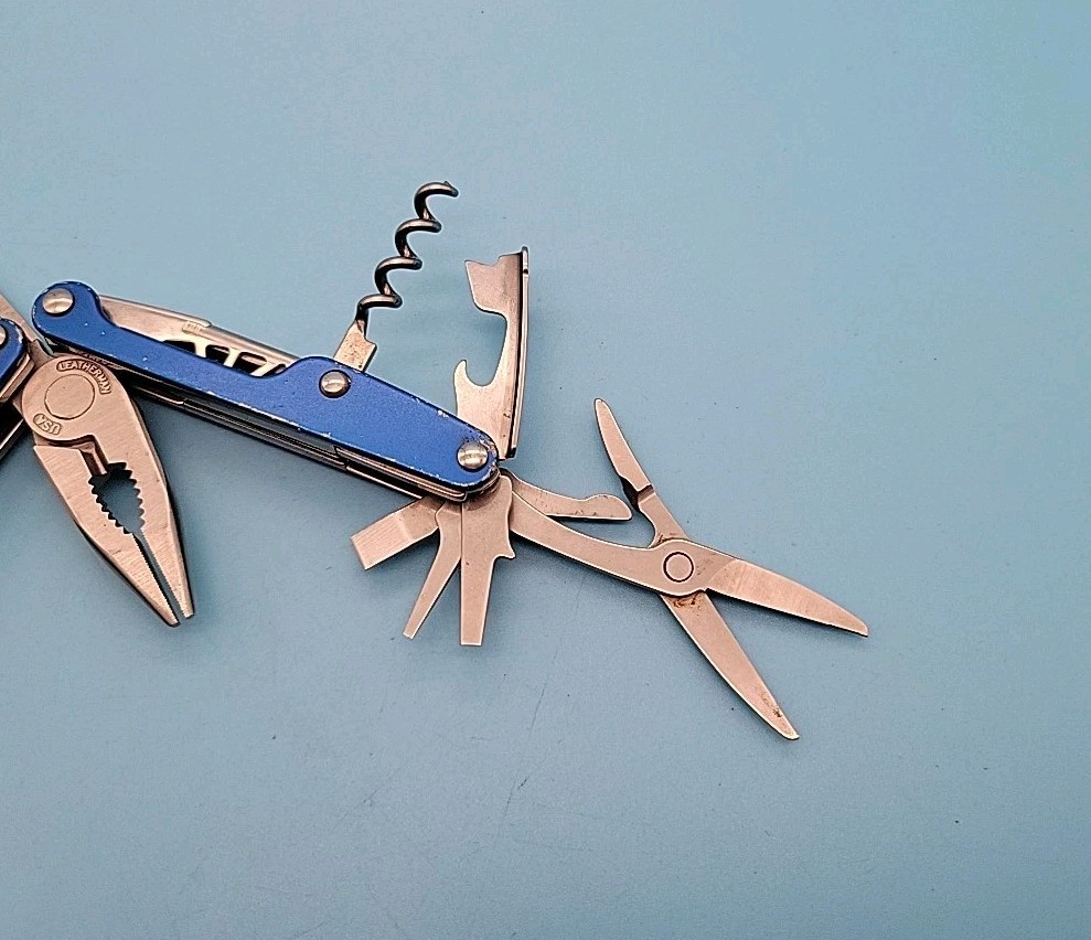Leatherman JUICE CS4 Multi-Tool – Dated 1001 – Blue – Discontinued – Pliers