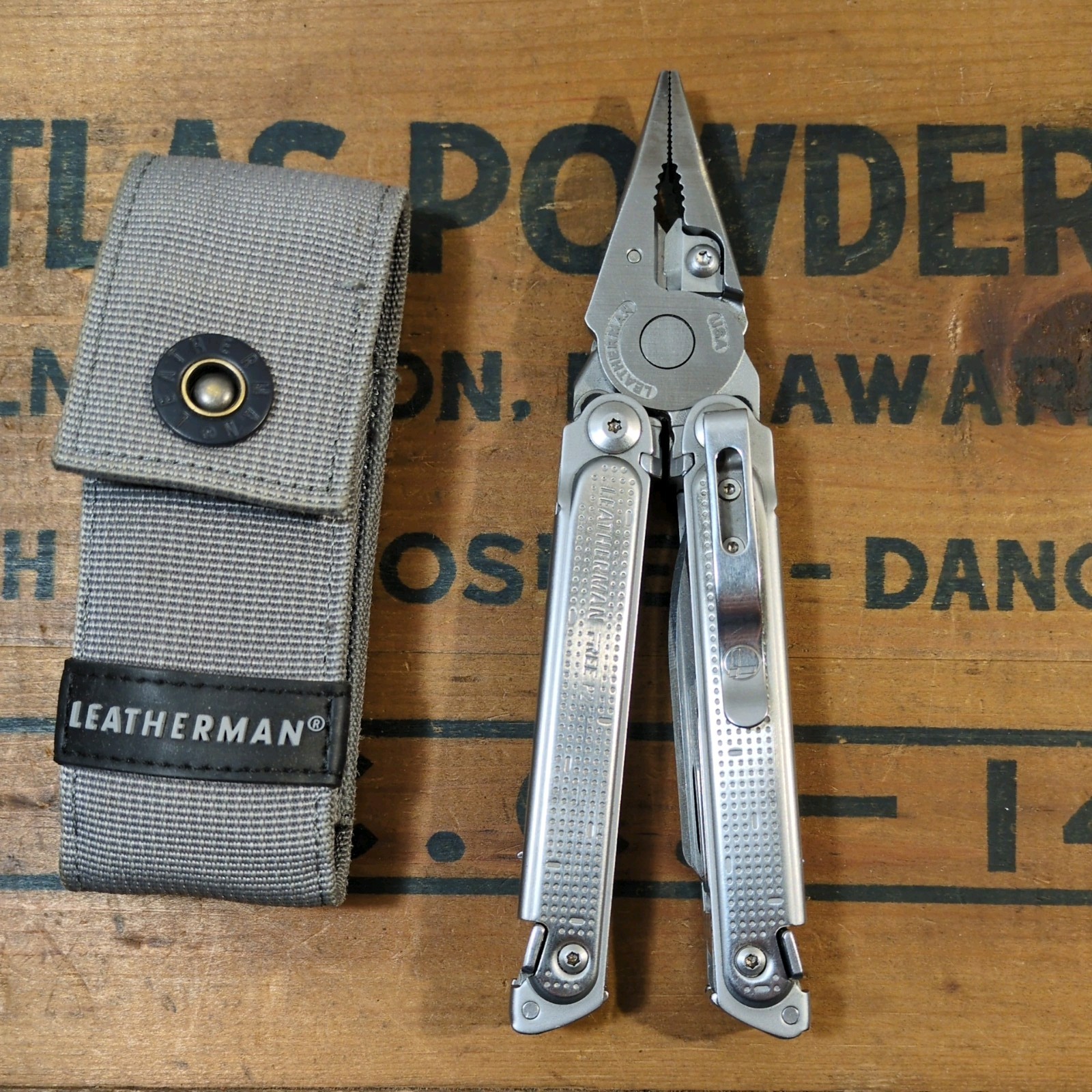 Leatherman FREE P2 Multitool Magnetic Lock 19 Tools Stainless Steel