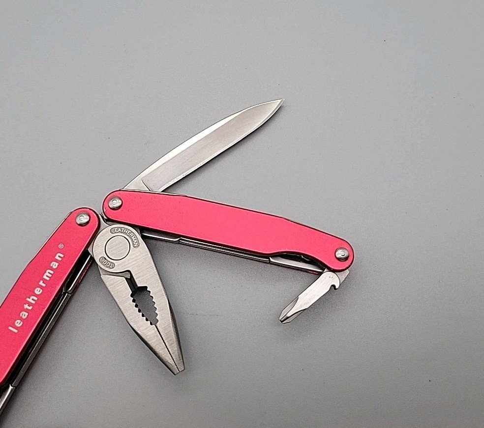 Leatherman JUICE C2 Multitool – Dated 1204 – Red – Knife, Pliers *Retired*