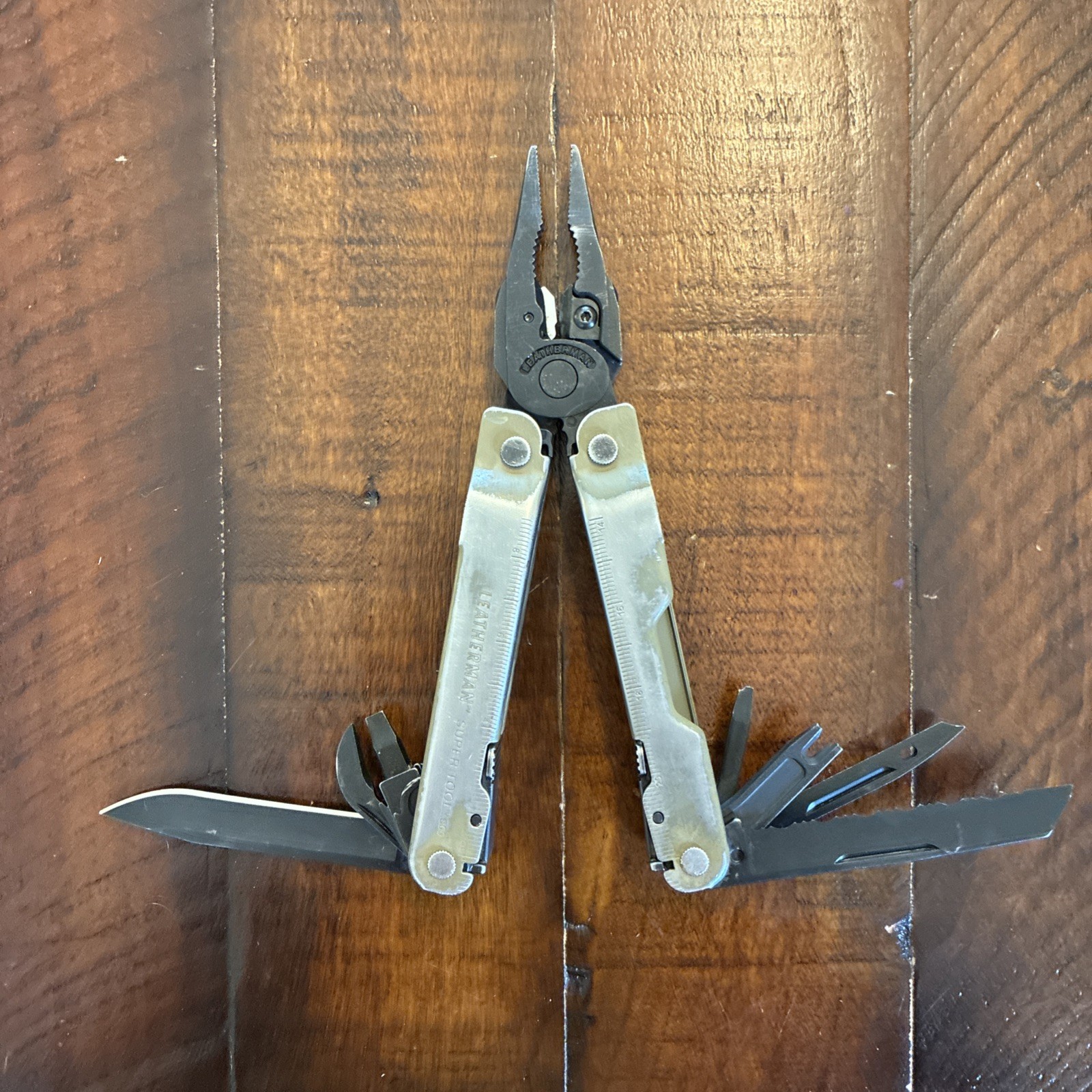 Leatherman Super Tool 300 Multitool Desert Tan / Oxide – Very Good