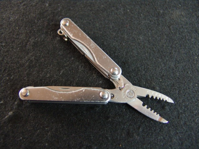 LEATHERMAN SQUIRT E4-ELECTRICIAN WIRE STRIPPER MULITOOL-RETIRED-w/ LEATHER POUCH