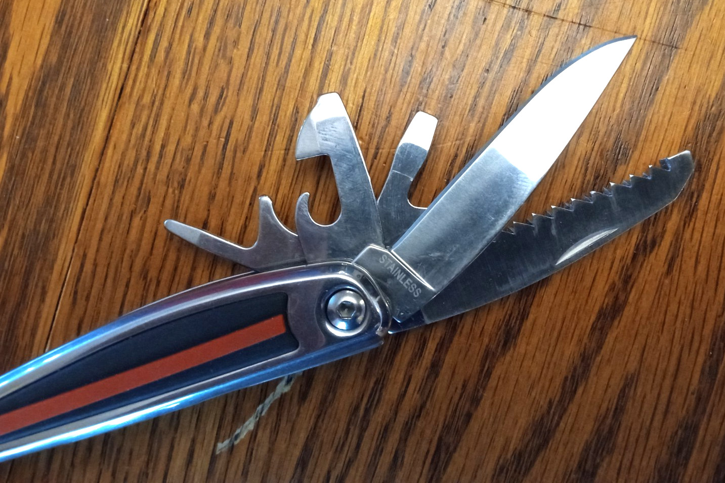 Radio Shack Stainless Steel Multi-Tool w/ 11 Tools. Pocket Knife. Rubber Grip