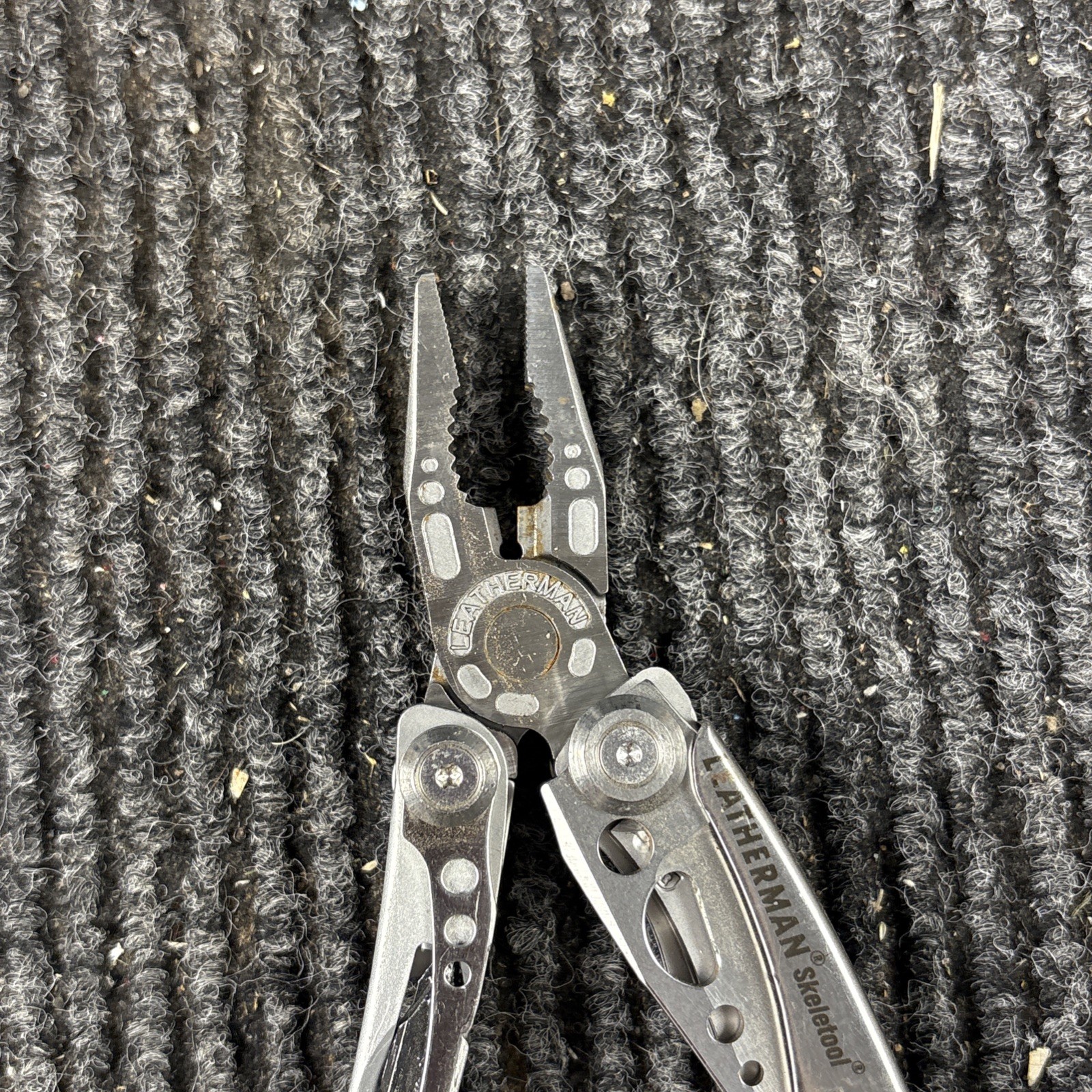LEATHERMAN Skeletool Multi Tool – Combo Edge Blade Knife Pliers Carabiner (068)