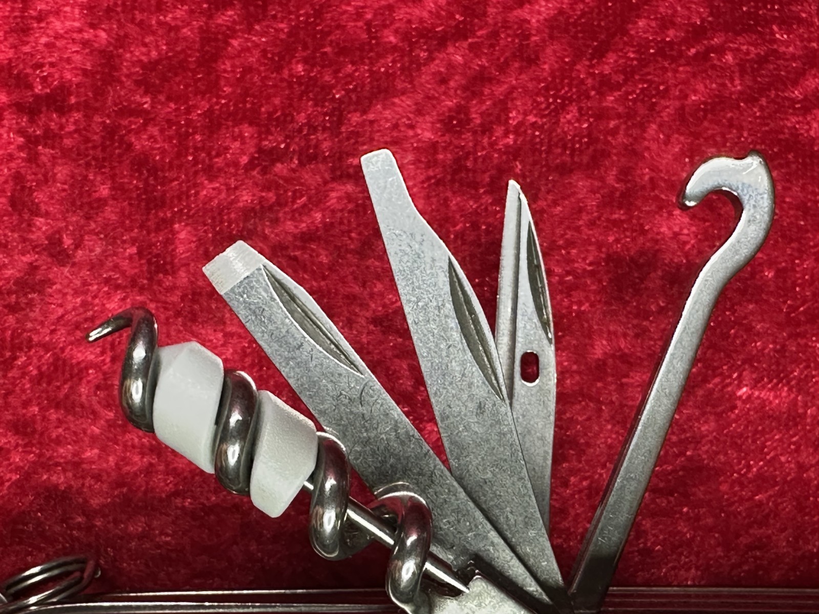 Victorinox SwissChamp Black Swiss Army Knife 91mm 22 Tool 8 Layer (685)