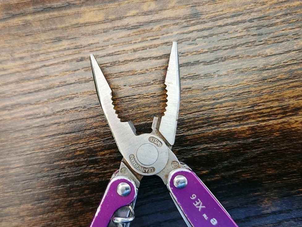 RARE Leatherman Juice XE6 Purple Thunder w/ Sheath – Great Condition D70