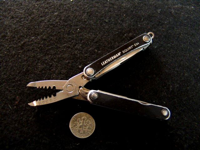 LEATHERMAN SQUIRT ES4-ELECTRICIAN WIRE STRIPPER MULITOOL-RETIRED- LEATHER POUCH