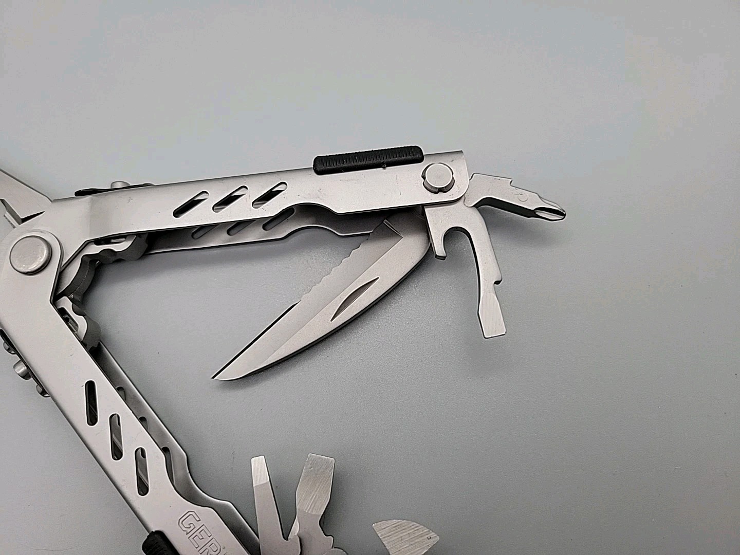 Gerber MP400 Compact Sport Multi-Plier Multi-Tool – Silver – Pliers, Knife