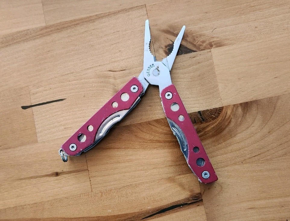 Gerber Clutch Mini Multi Tool Pliers Pocket Knife Red – Great Condition – Y21