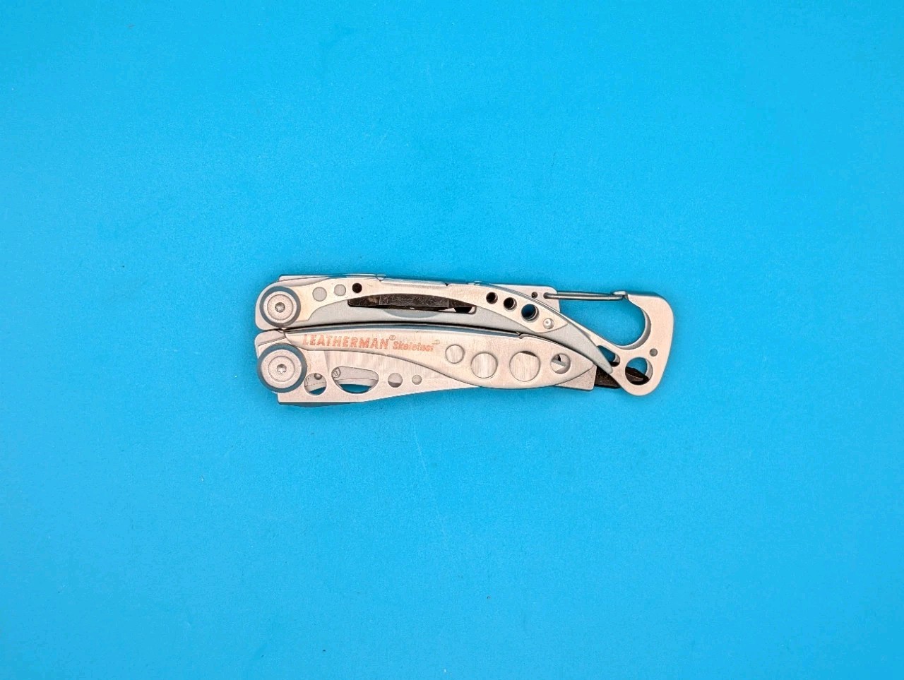 LEATHERMAN Skeletool Multi Tool – Combo Edge Blade Knife Pliers Carabiner!!!