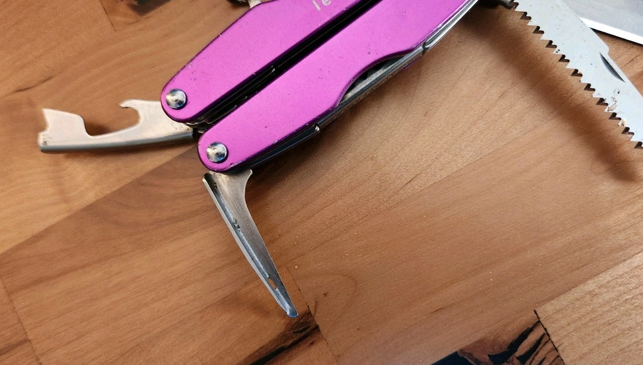 RARE Leatherman Juice XE6 Purple Thunder Pliers Multitool- Great Condition U8