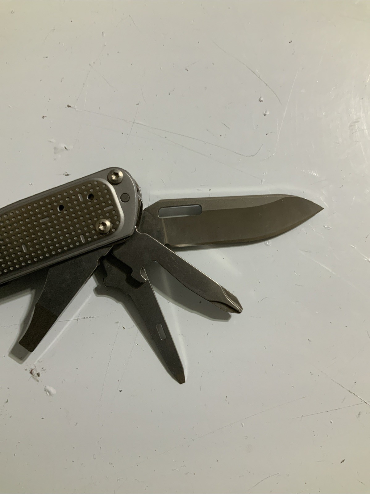 Leatherman FREE T2 Pocket Knife Multi-tool. Excellent condition – V12