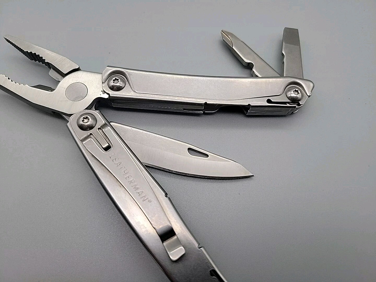 Leatherman Rev Multi-Tool – Pliers, Knife, Screwdrivers, Can Opener, File