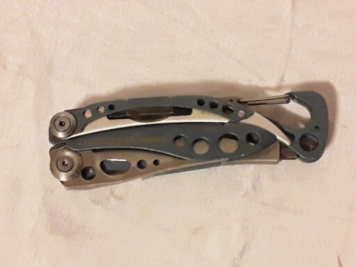 LEATHERMAN Skeletool Multi Tool – Combo Edge Blade Knife Pliers Carabiner