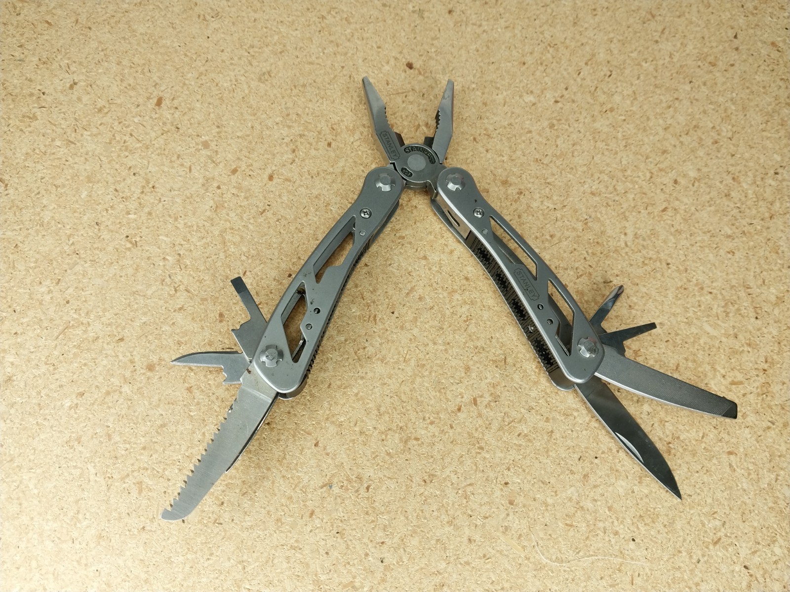 STANLEY MUTI TOOL STAINLESS 2CR 9 TOOL FUNCTIONS