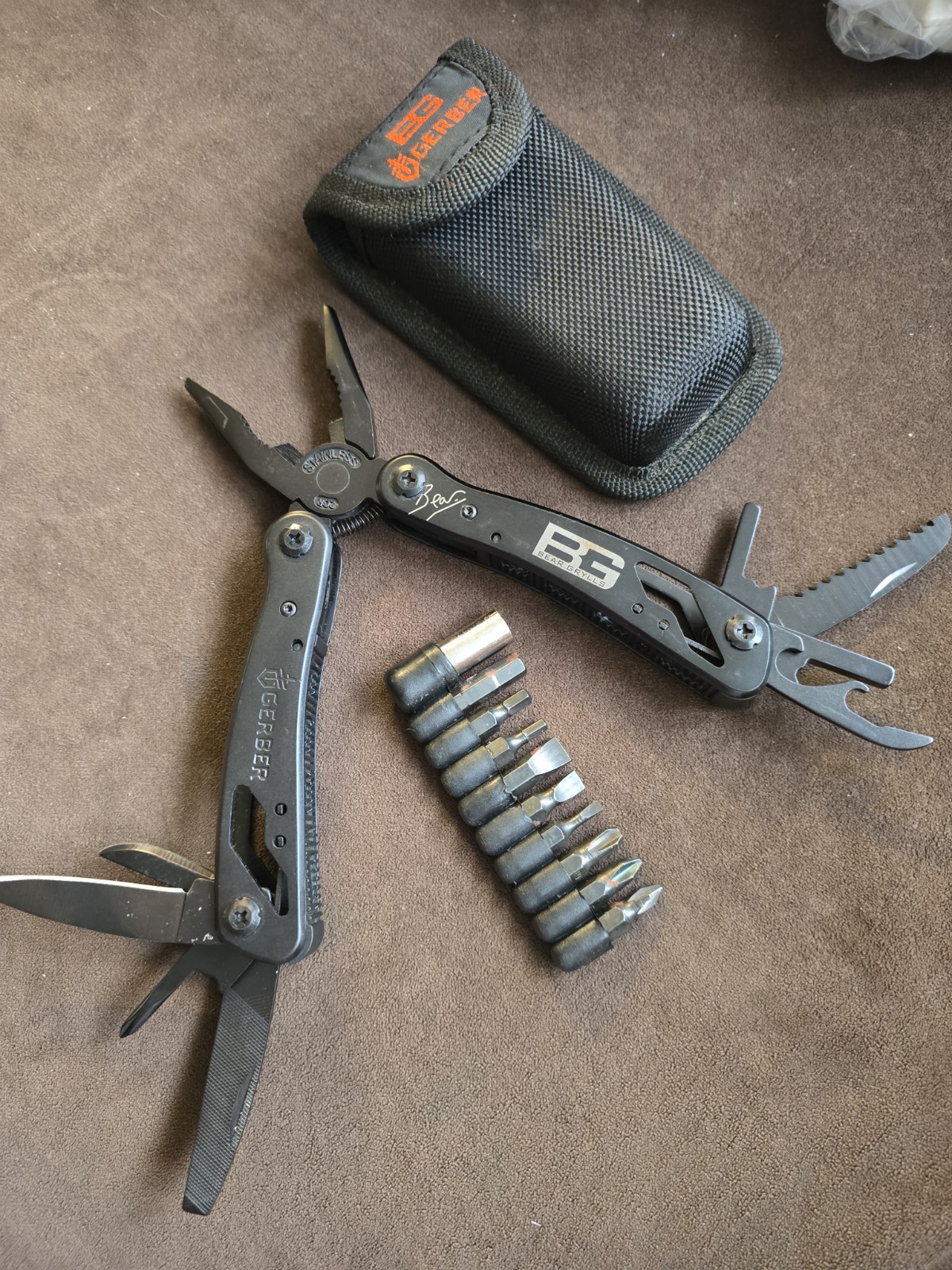 Bear Grylls Gerber Multi Tool w/ Pocket Guide