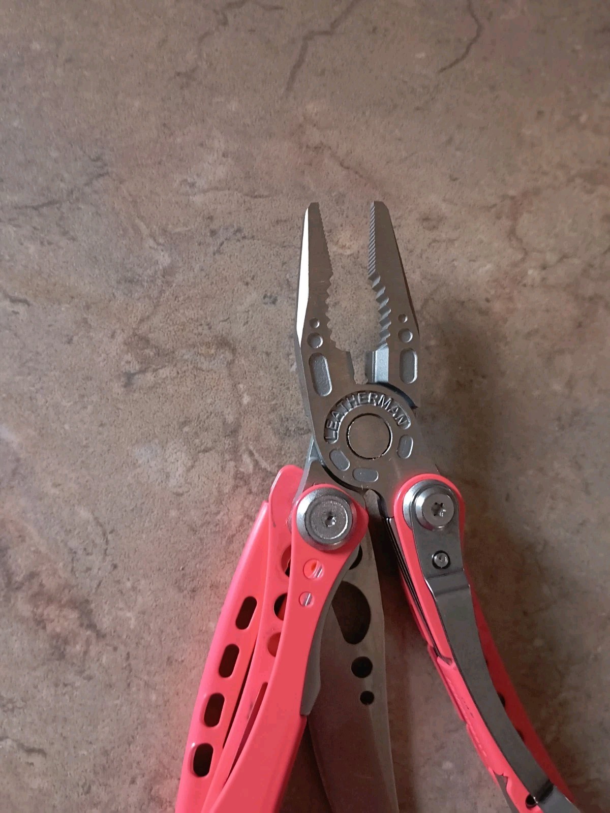 LEATHERMAN, Skeletool 7-In-1 Lightweight, Minimalist Multi-Tool Guava