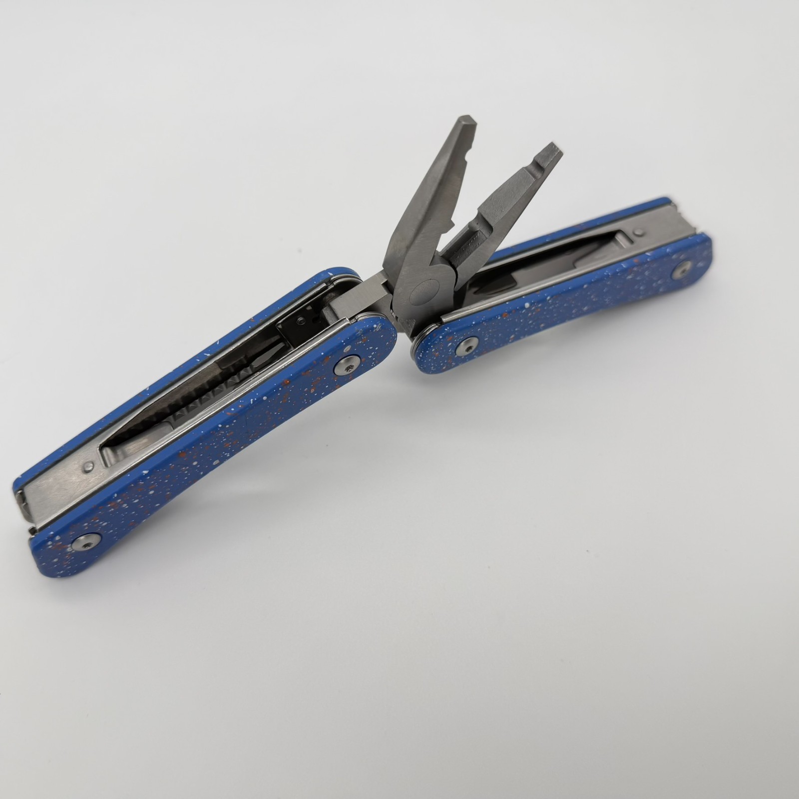 Gentlemen’s Hardware Wilderness Multi-Tool Blue Speckle 12-in-1 EDC Camping