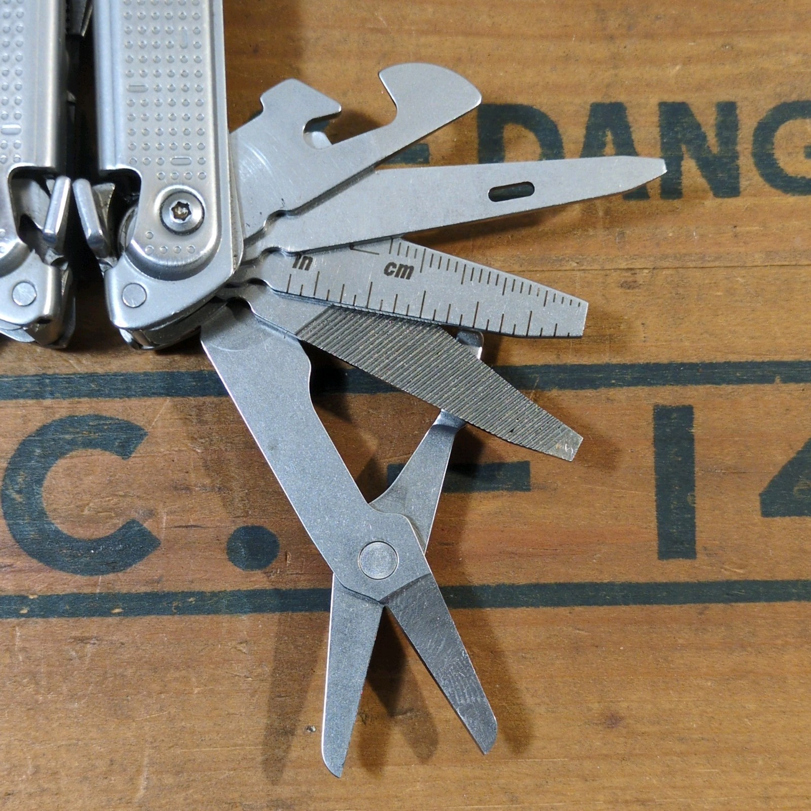 Leatherman FREE P2 Multitool Magnetic Lock 19 Tools Stainless Steel