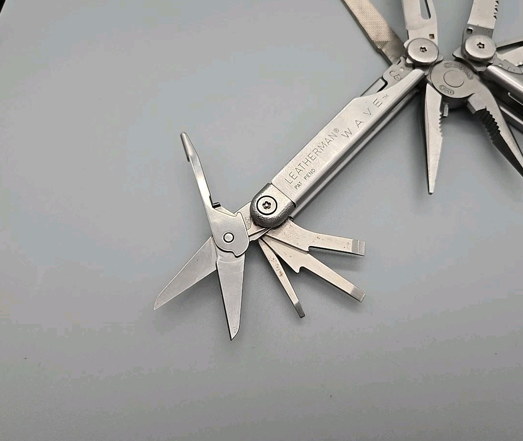 Leatherman Wave Multi Tool dated 0401 – Pliers, File, Saw, Knife Screwdrivers