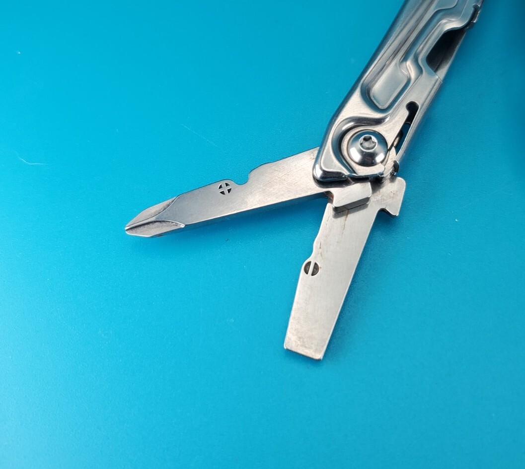 Leatherman Rev 3.8″ Multi-Tool, Stainless! *RUST ON ITEM*