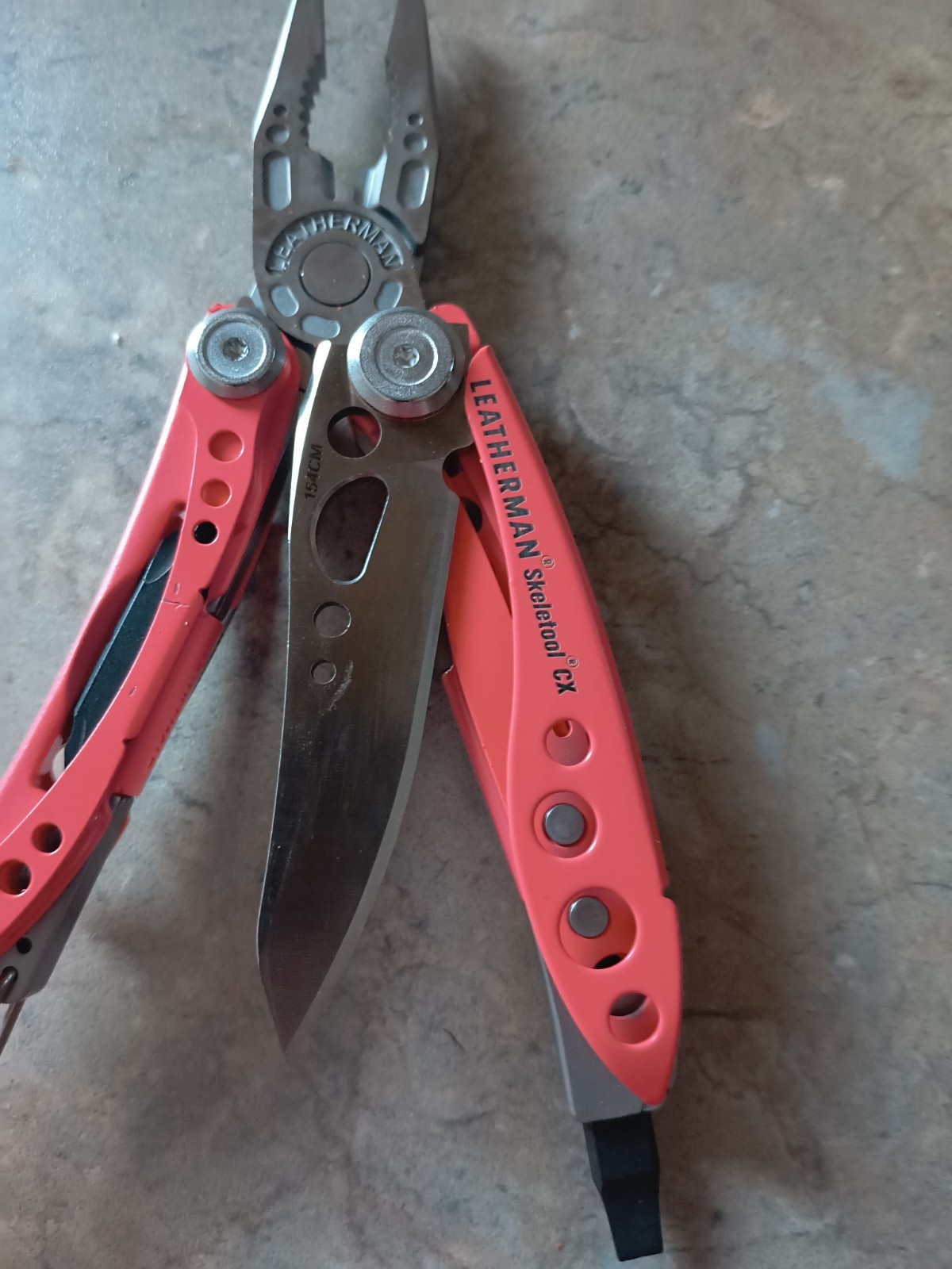 LEATHERMAN, Skeletool 7-In-1 Lightweight, Minimalist Multi-Tool Guava