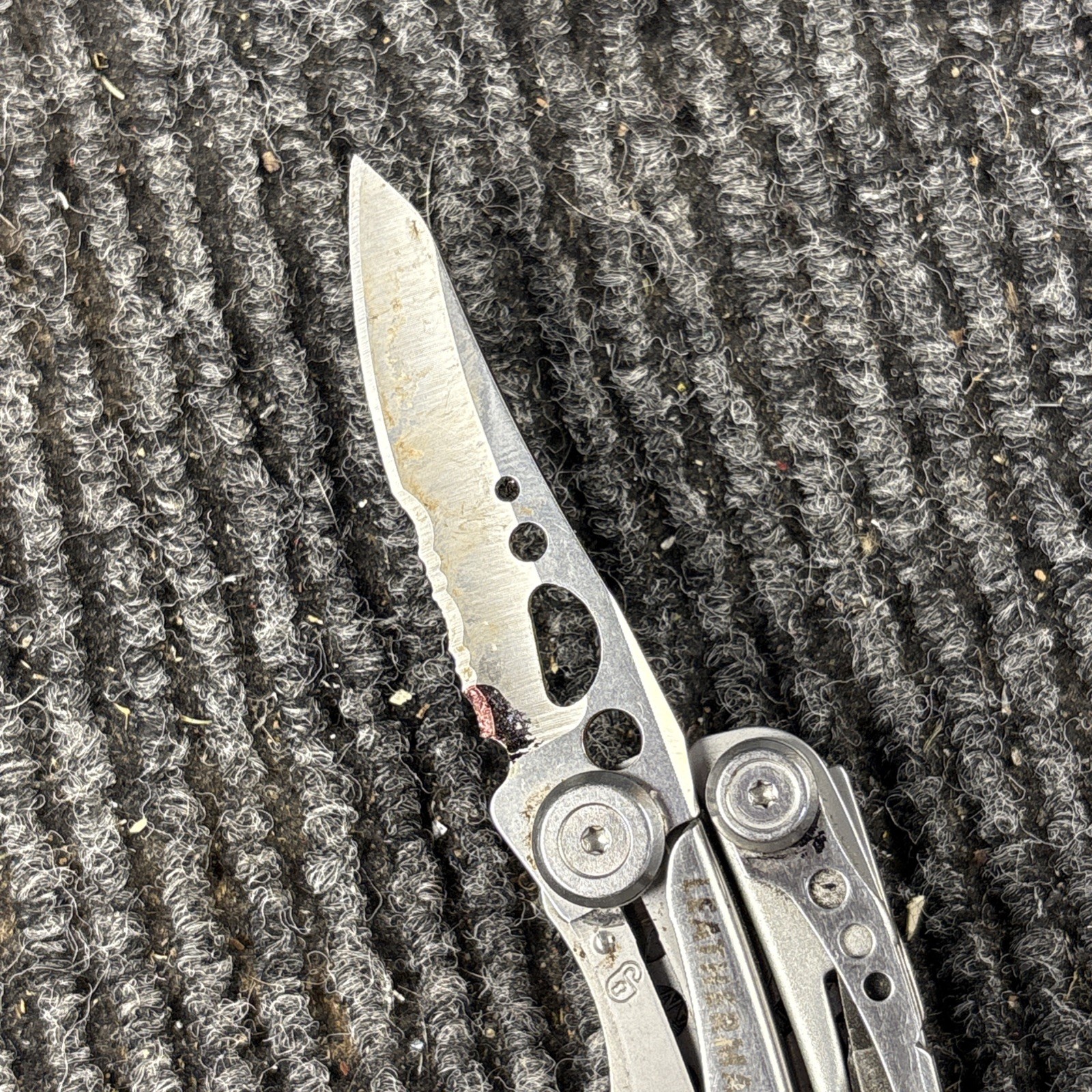 LEATHERMAN Skeletool Multi Tool – Combo Edge Blade Knife Pliers Carabiner (067)