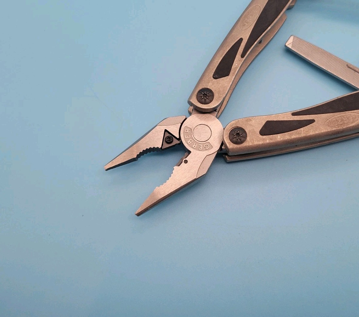 Gerber MP800 Legend Multi-Plier Multi Tool – Carbide Cutters Pliers, Knife, File