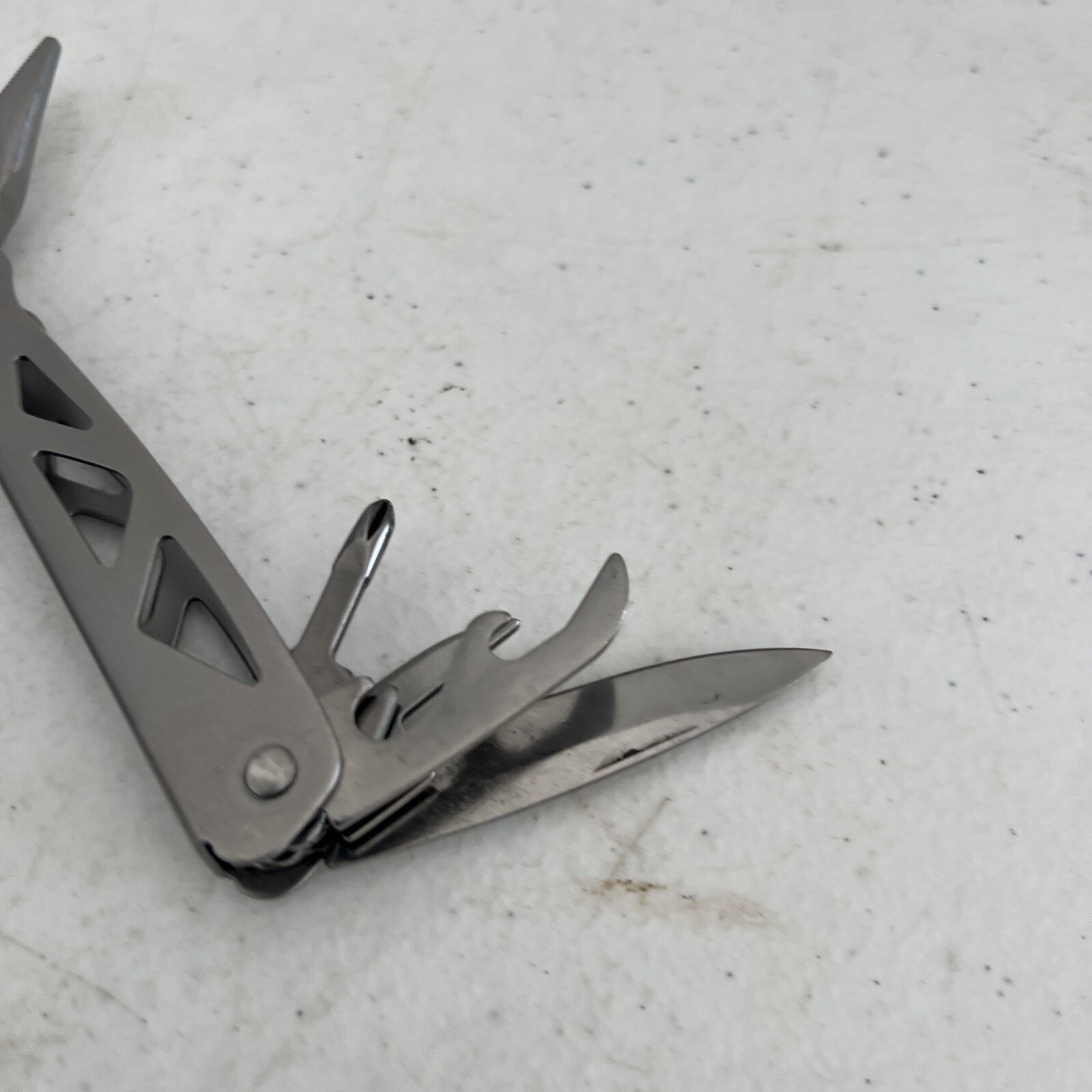 Sheffield 12-IN-1 MULTI TOOL – Pliers, Screwdriver, Knife & More
