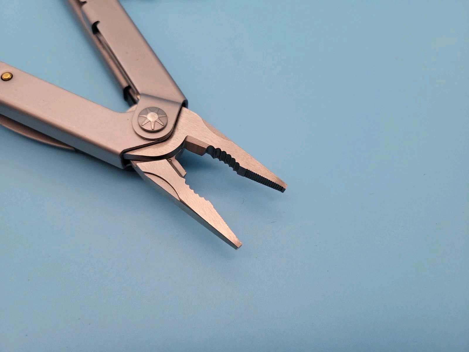 Gerber Recoil Multi-Tool – Needle Nose Auto-Plier – Pliers, Knife, Scissors