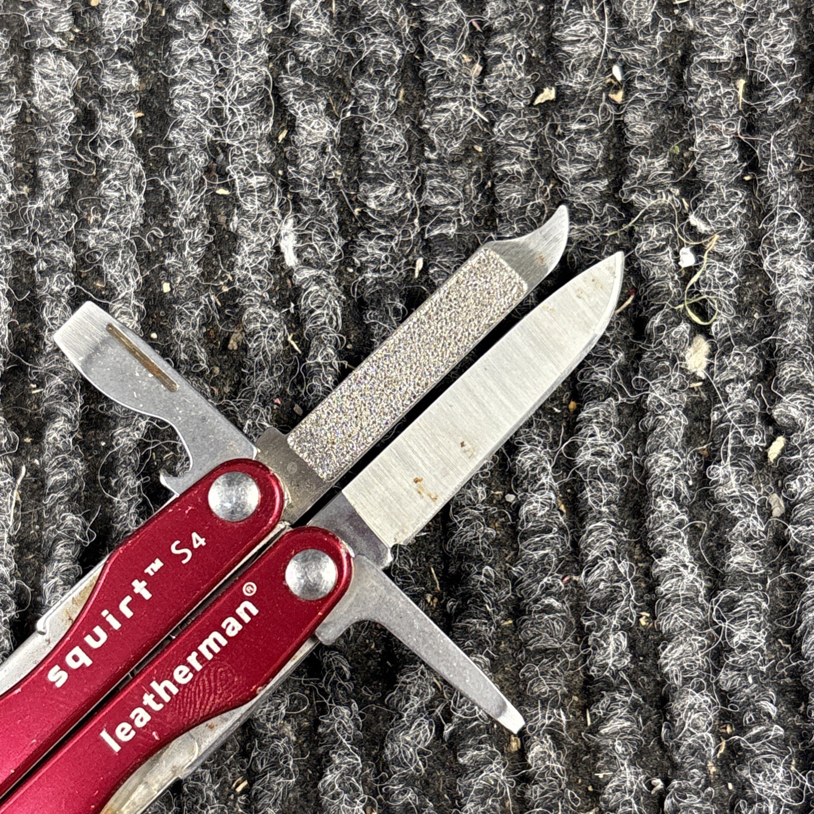 Leatherman Squirt S4 Stainless Steel Multitool Keychain – Red (187)