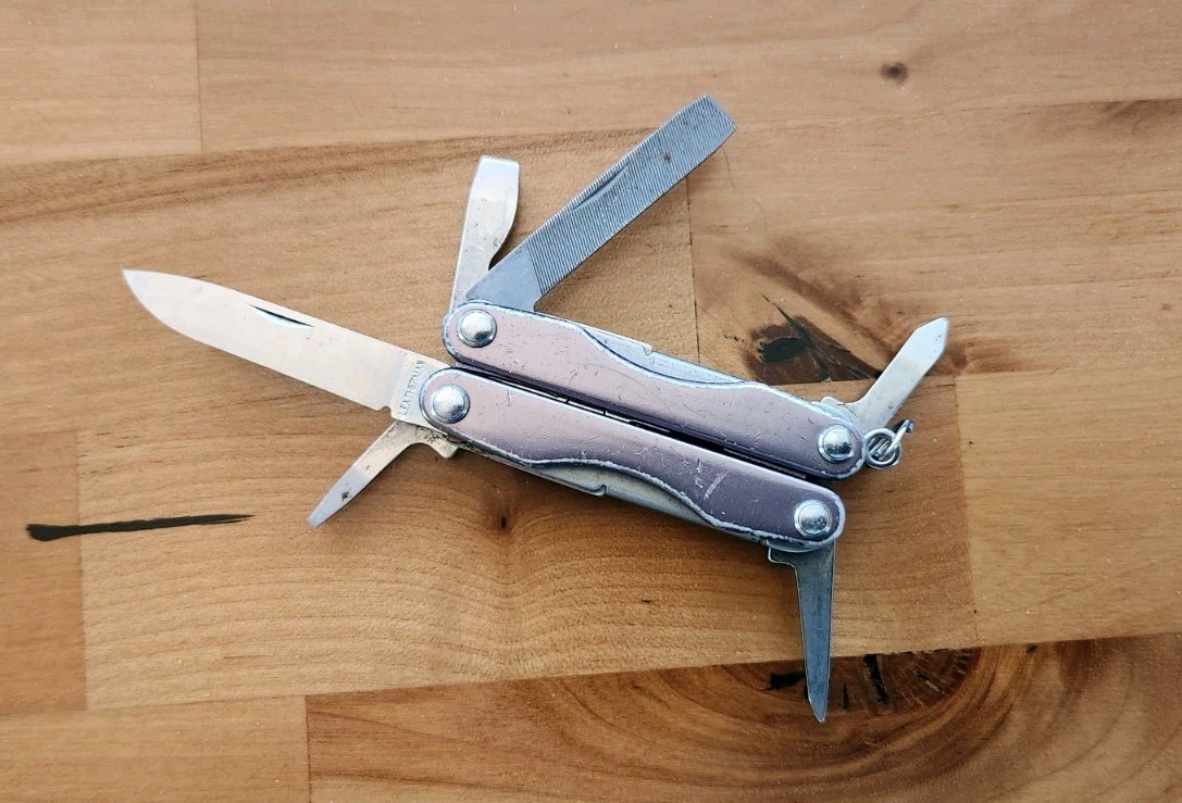 Leatherman Squirt P4 Multi-Tool With Pliers Knife Grey – Great Condition – Y12