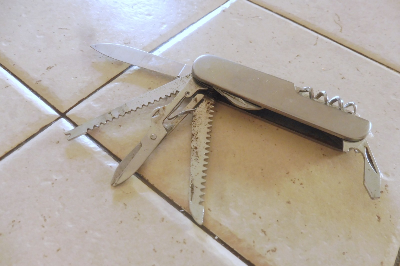 UNBRANDED 11 FUNCTION MULTI-TOOL / STAINLESS STEEL