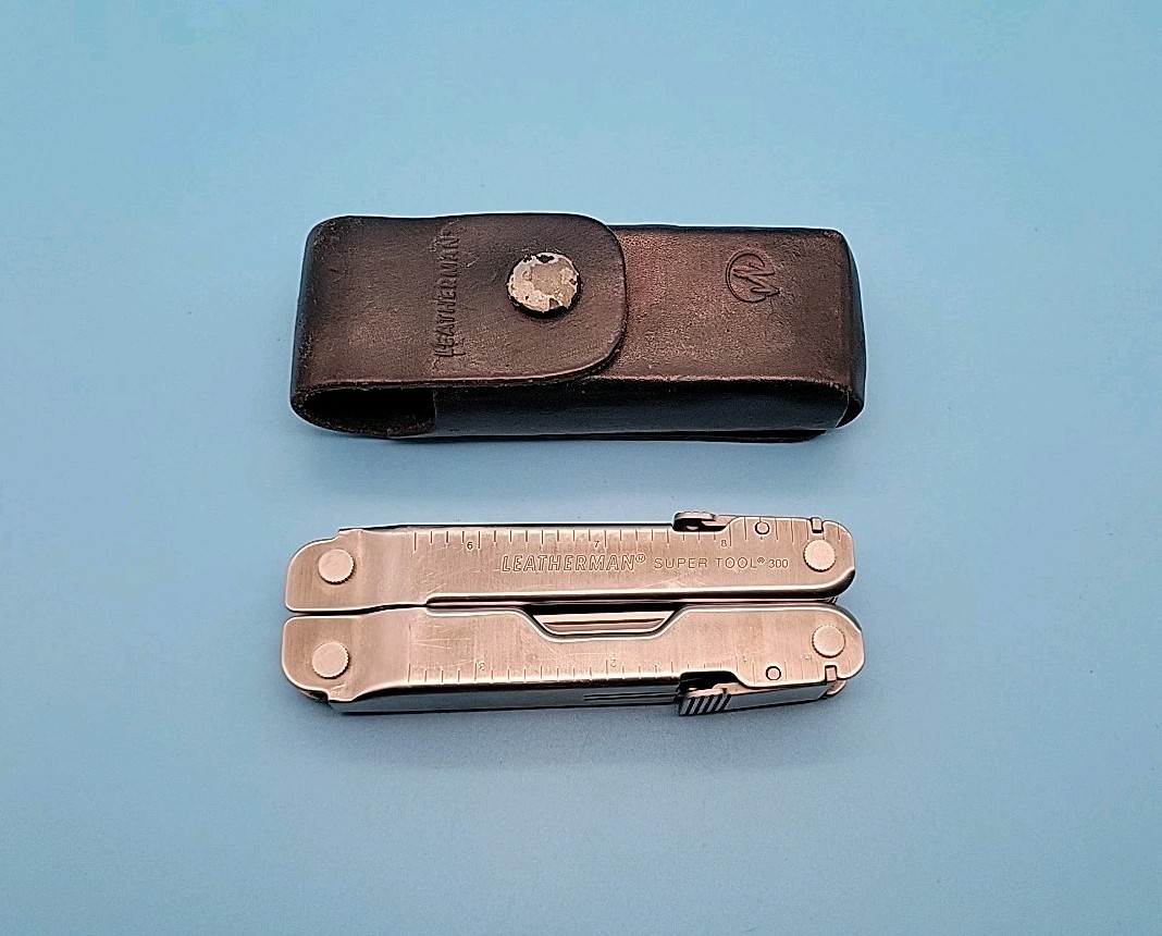 Leatherman Super Tool 300 Multi Tool w/ Sheath – Dated 2018 – Pliers, Knife, Saw