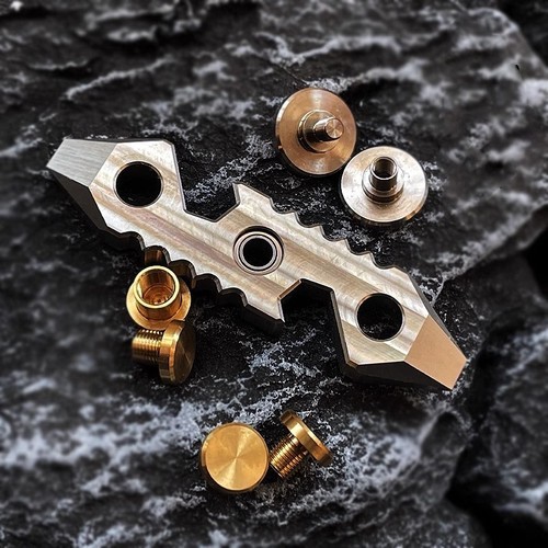 Titanium+Brass Hand Twisting Spinning Top Crowbar Bottle Opener Spinner Gyro Toy