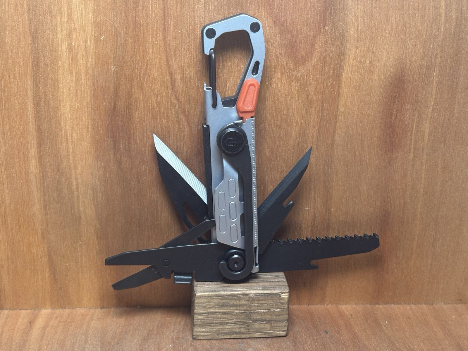 Gerber STAKE OUT Camp Tool 2.5″ Silver Plain Blade Carabiner 11 Tools EXCELLENT!