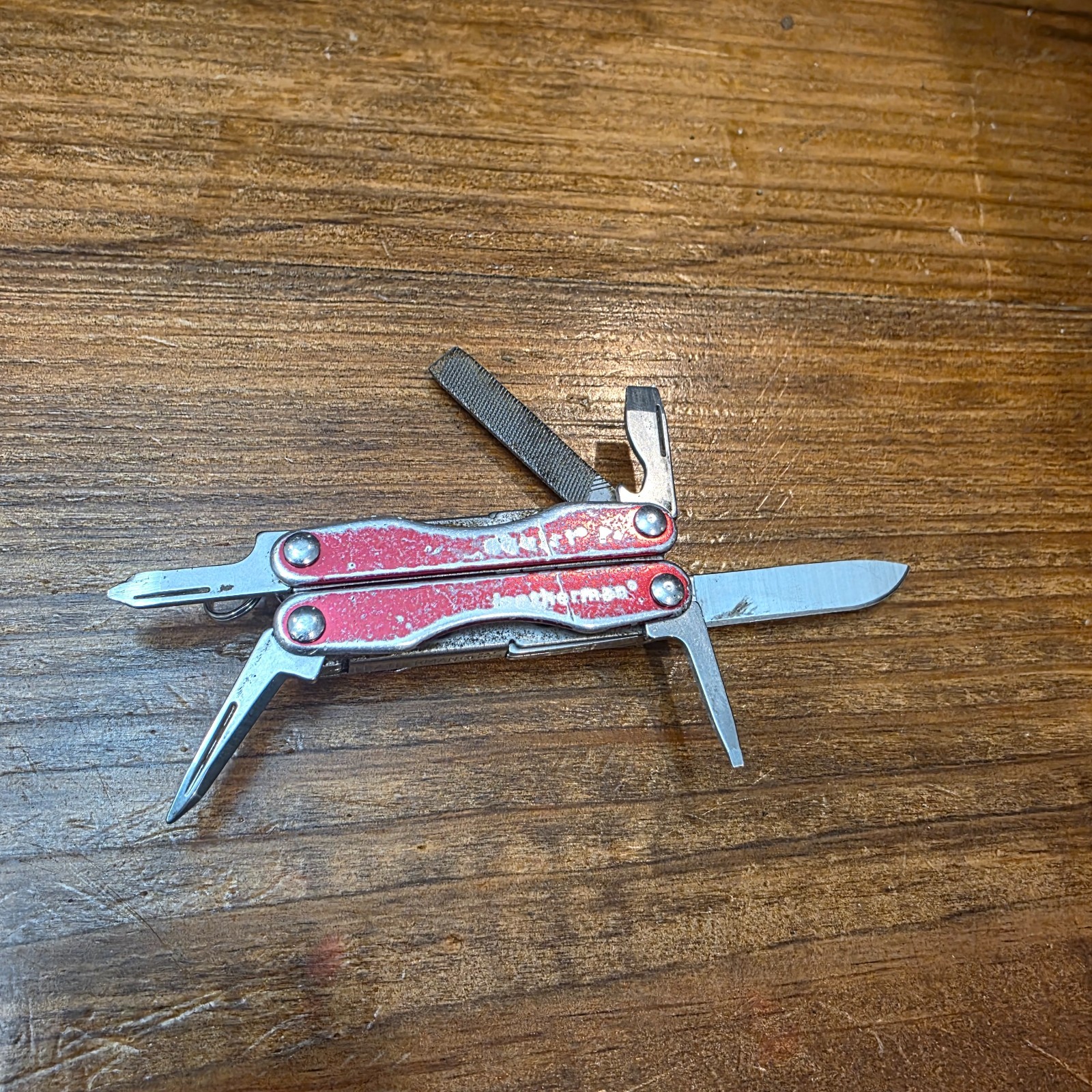 Leatherman Squirt P4 Multi-Tool, Knife, Pliers, Retired Collectible, Red