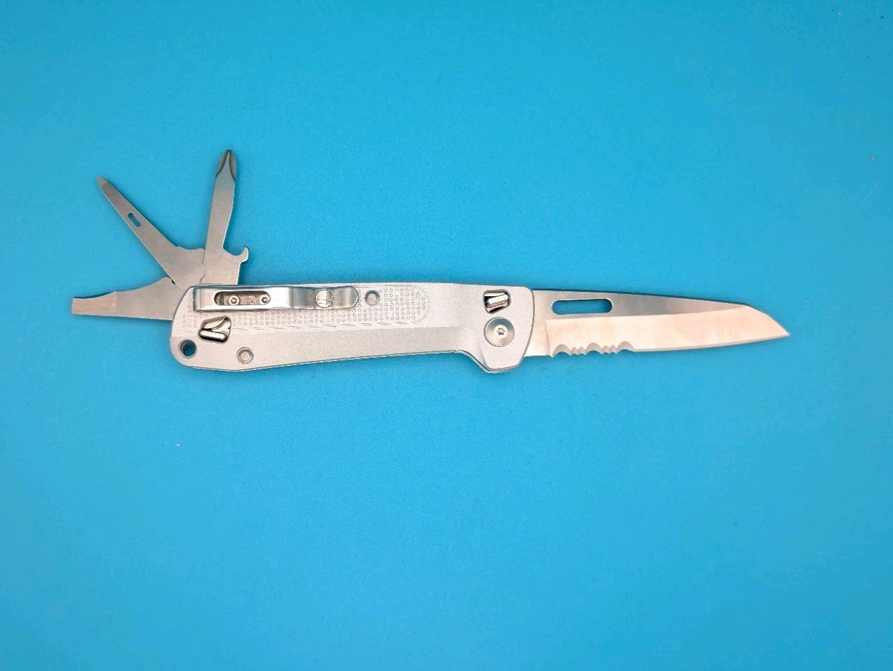 Leatherman Free K2X Pocket Size 8 Tools Stainless Steel Multitool, Silver! NEW!