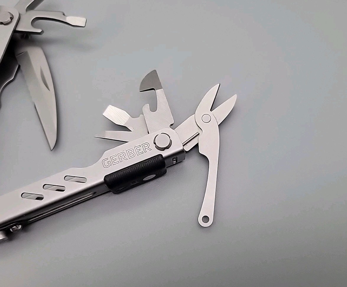 Gerber MP400 Compact Sport Multi-Plier Multi-Tool – Silver – Pliers, Knife