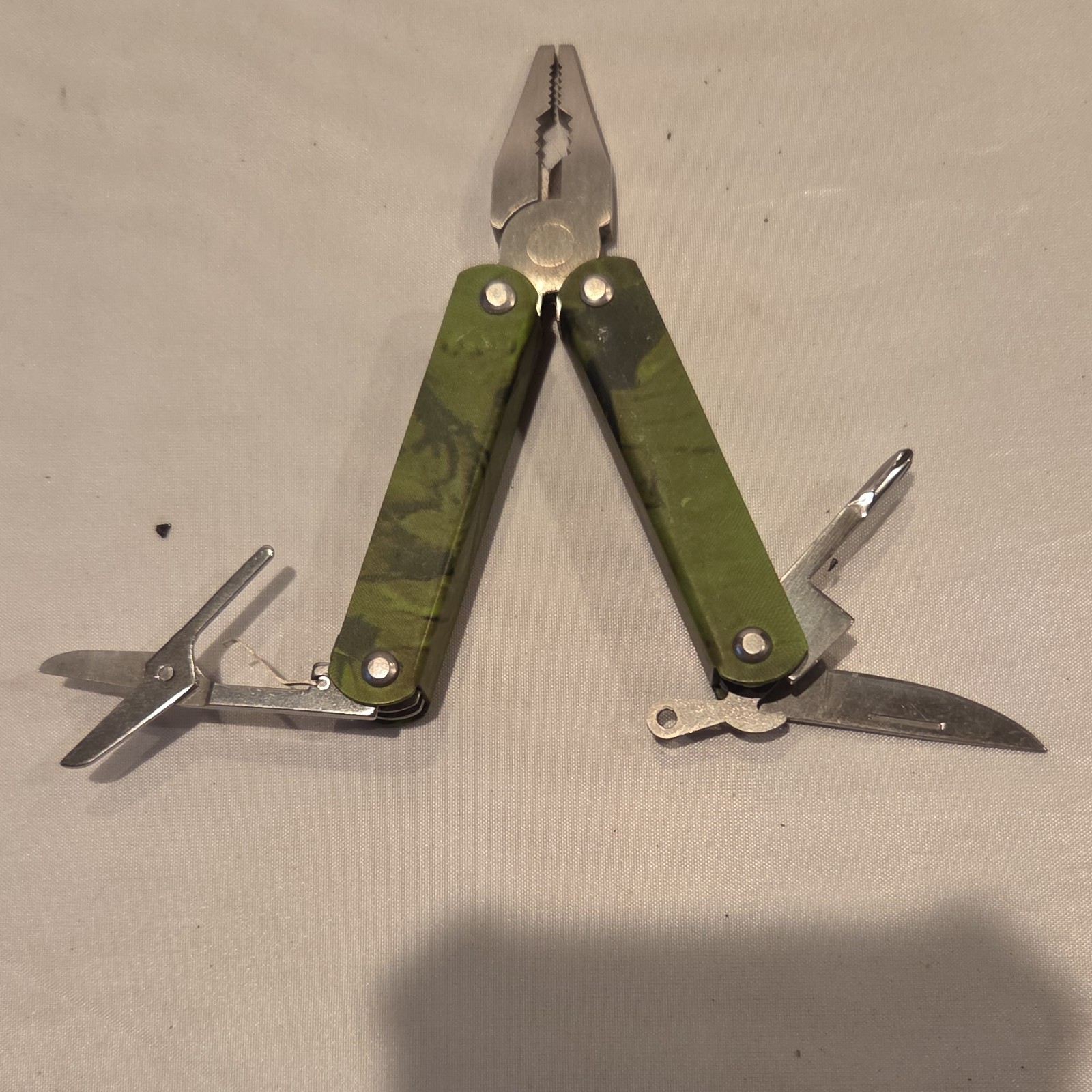 Green Stainless Steel Multi-Tool Plier Knife Scissors Opener Screwdriver