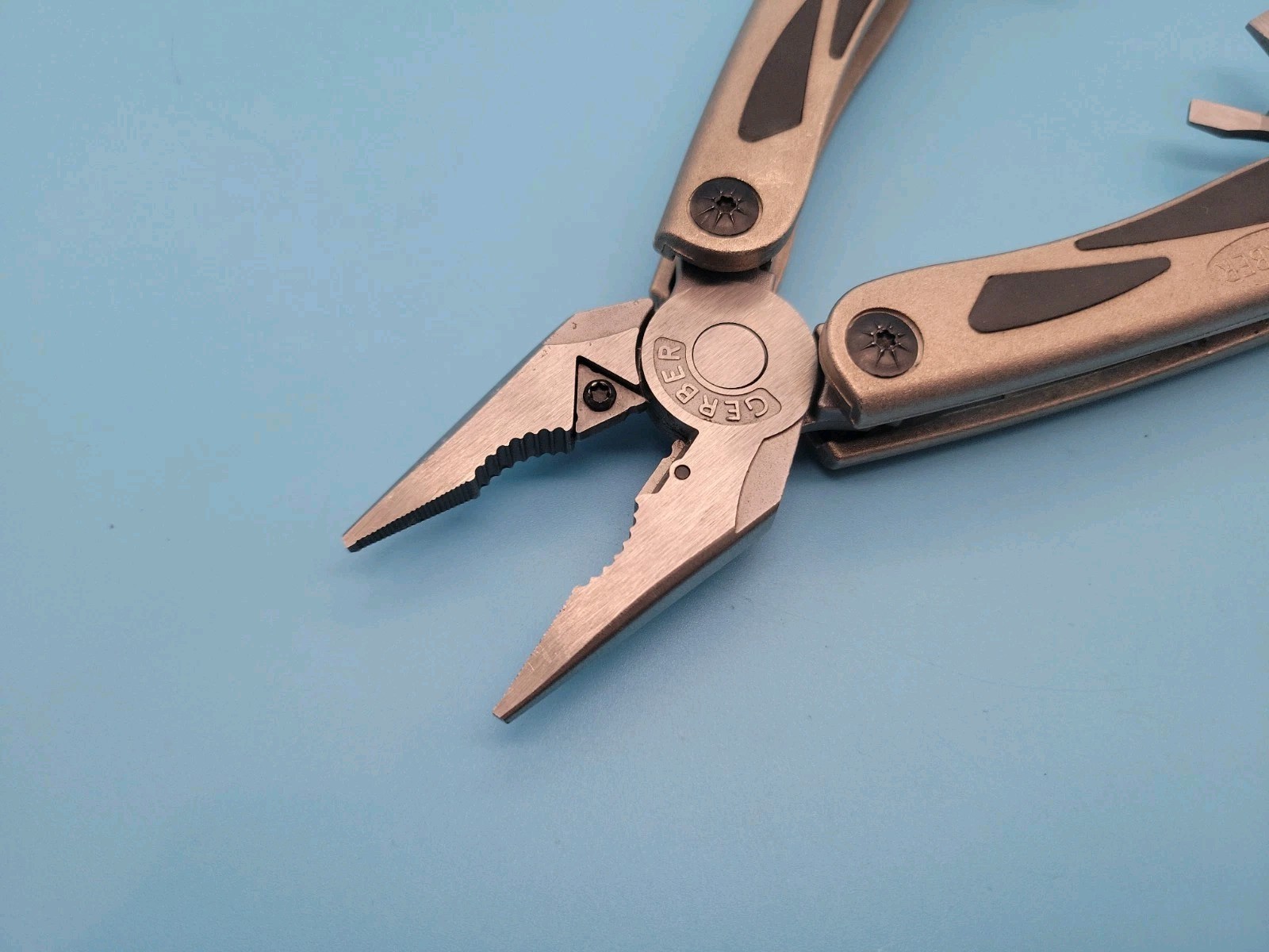 Gerber MP800 Legend Multi-Plier Multi Tool – Carbide Cutters Pliers, Knife, File