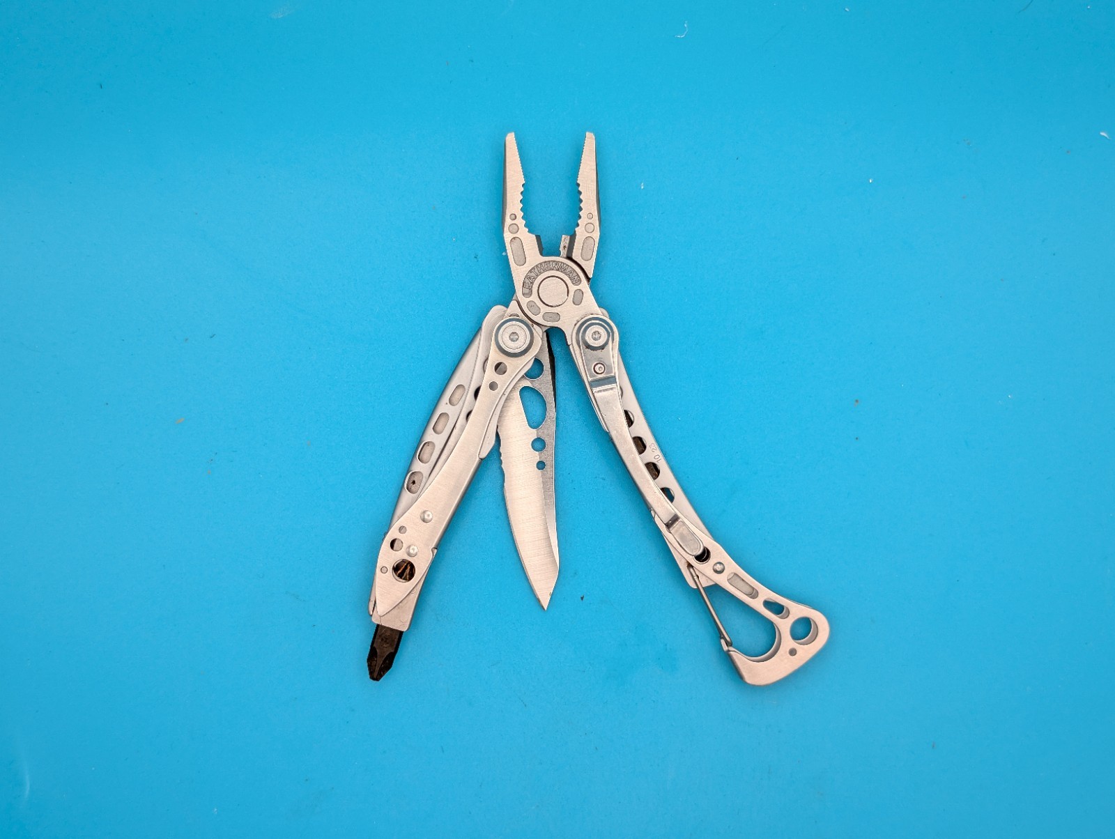 LEATHERMAN Skeletool Multi Tool – Combo Edge Blade Knife Pliers Carabiner!!!
