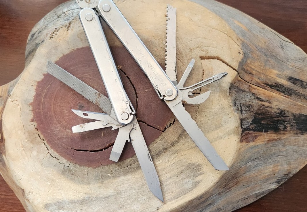 Leatherman Core Stainless Steel Multitool Pliers Knife w/ Sheath – Great G61