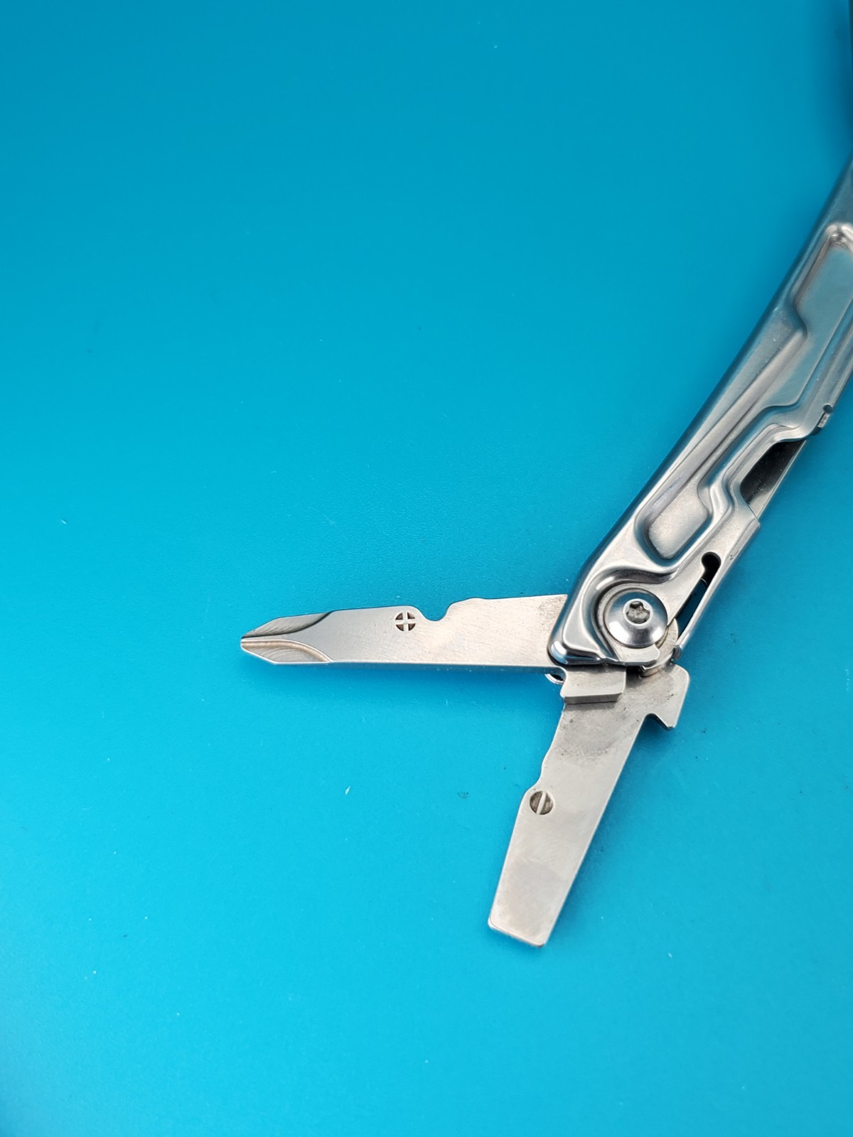 Leatherman Rev 3.8″ Multi-Tool, Stainless! *LOCAL 32*