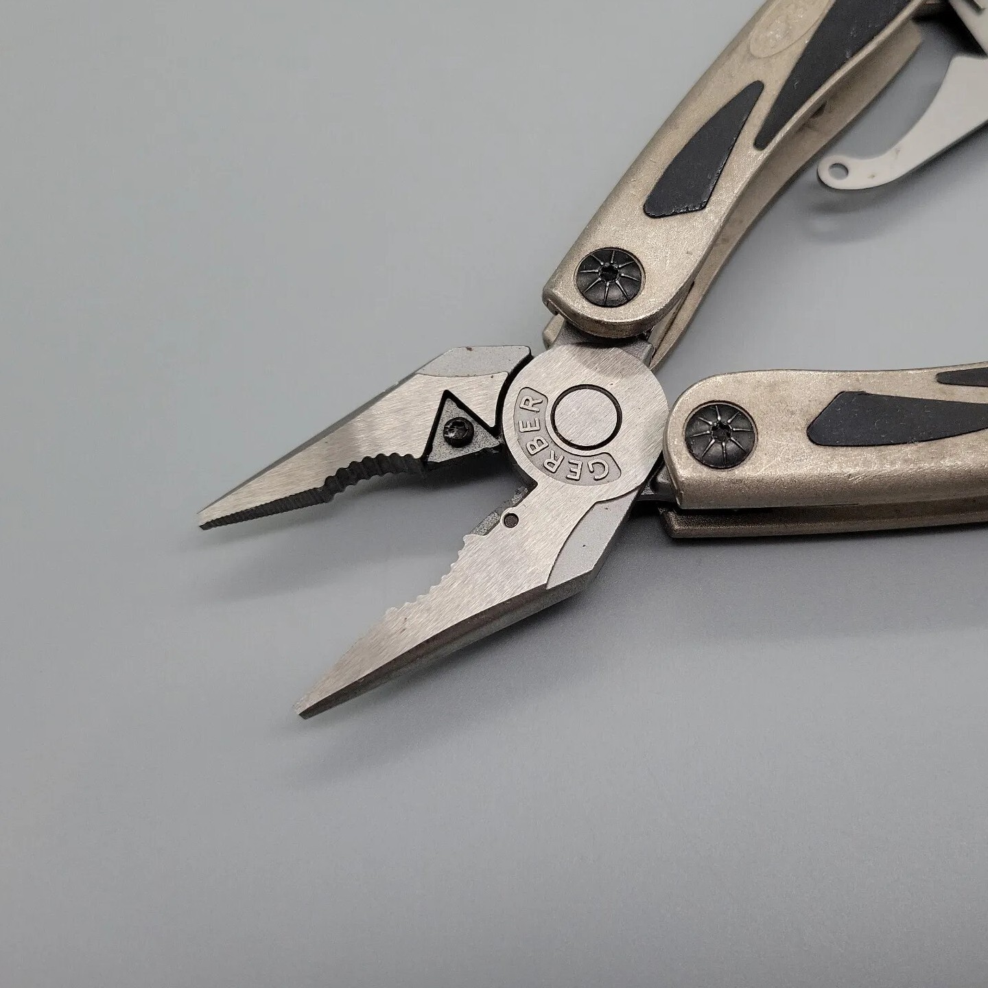 GERBER 800 LEGEND MULTI TOOL MULTI-PLIER: CARBIDE CUTTERS PLIERS KNIFE REMGRIT