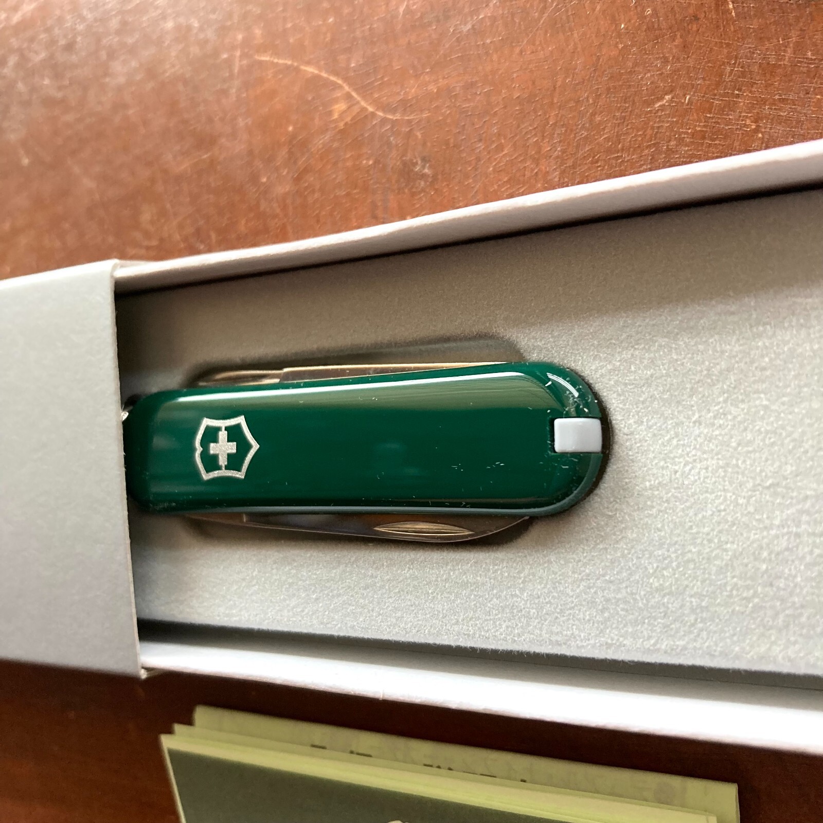 VICTORINOX × TRAVELER’S COMPANY Classic SD Message Green