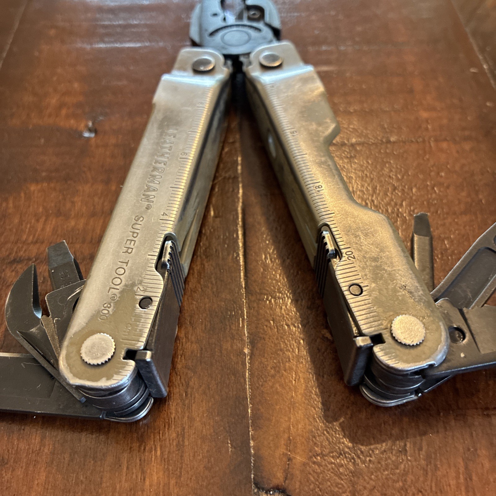Leatherman Super Tool 300 Multitool Desert Tan / Oxide – Very Good