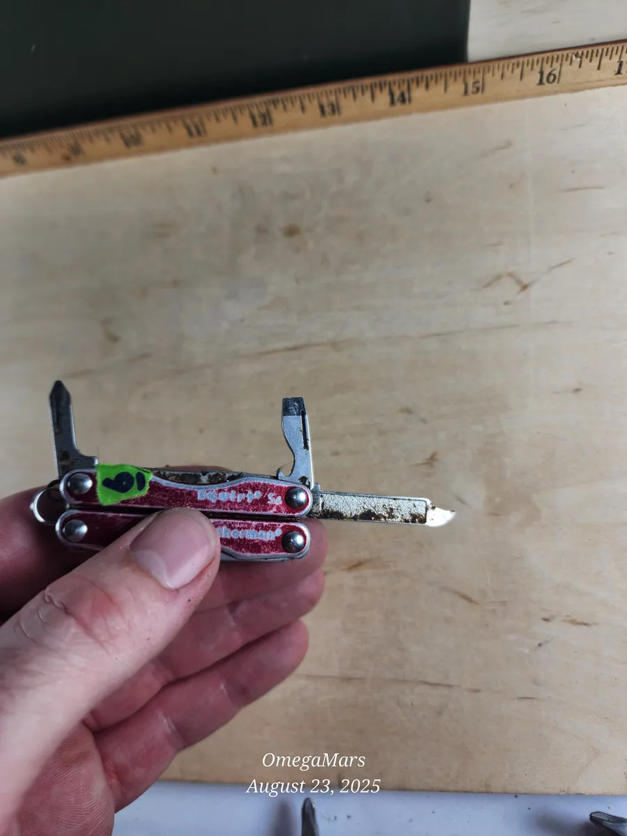 Leatherman Squirt S4 #6GR heavy cosmetics, light usage.